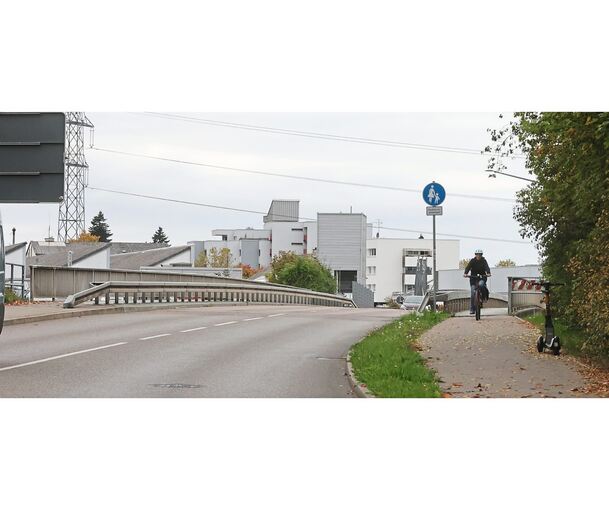 Die aus den 70er Jahren stammende Brücke weist Sanierungsbedarf auf. Außerdem ist die Situation für Radler und Fußgänger unbefriedigend.