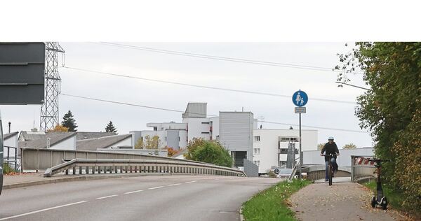 Die aus den 70er Jahren stammende Brücke weist Sanierungsbedarf auf. Außerdem ist die Situation für Radler und Fußgänger unbefriedigend.
