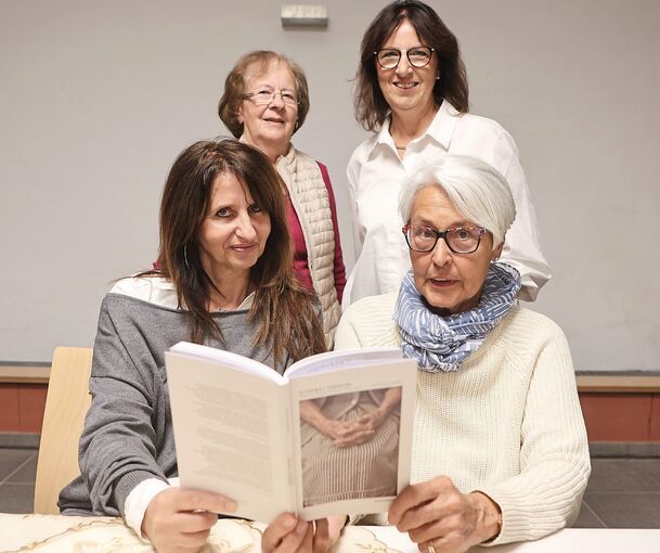 Bei den Lesewochen: Hannelore Jäger (vorne rechts) und Kalliopi Dimaki sowie Dagmar Krätzer (hinten rechts) und Hildegard Eisenmann.