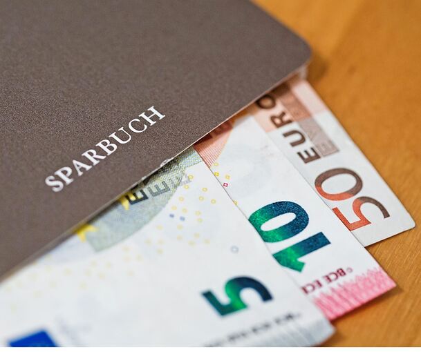 Fast 7000 Euro hat der Angeklagte von den gestohlenen Sparbüchern seiner Neffen abgehoben.