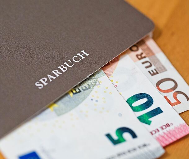 Unbekannte sind am Freitagabend in ein Wohnhaus in Freiberg eingebrochen und haben Bargeld sowie ein Sparbuch gestohlen. Unbekannte sind am Freitagabend in ein Wohnhaus in Freiberg eingebrochen und haben Bargeld sowie ein Sparbuch gestohlen.