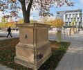 Postamente heißen die verwaisten Sandstein-Sockel, von denen sechs auf dem Arsenalplatz verteilt sind.
