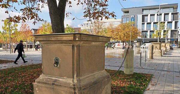 Postamente heißen die verwaisten Sandstein-Sockel, von denen sechs auf dem Arsenalplatz verteilt sind.