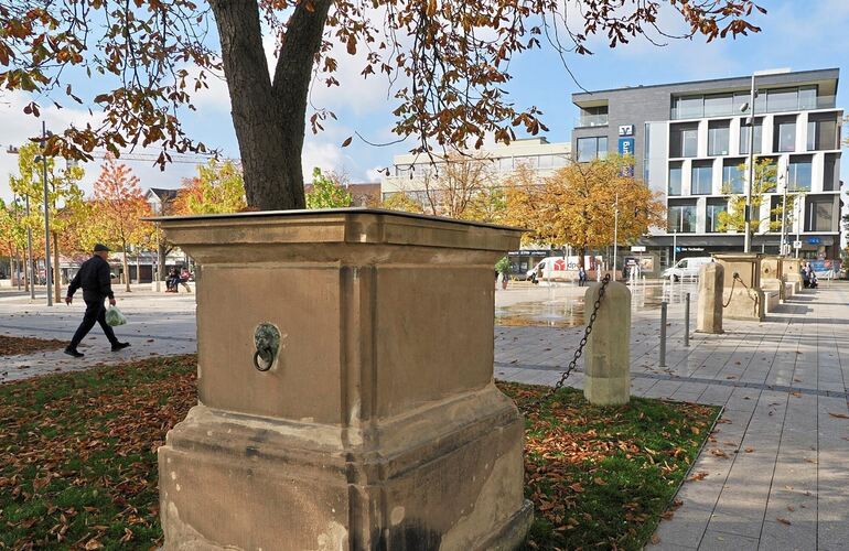 Postamente heißen die verwaisten Sandstein-Sockel, von denen sechs auf dem Arsenalplatz verteilt sind.