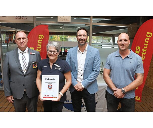 Über die Auszeichnung der DLRG freut sich auch Bürgermeister Alexander Noack (Zweiter von rechts)