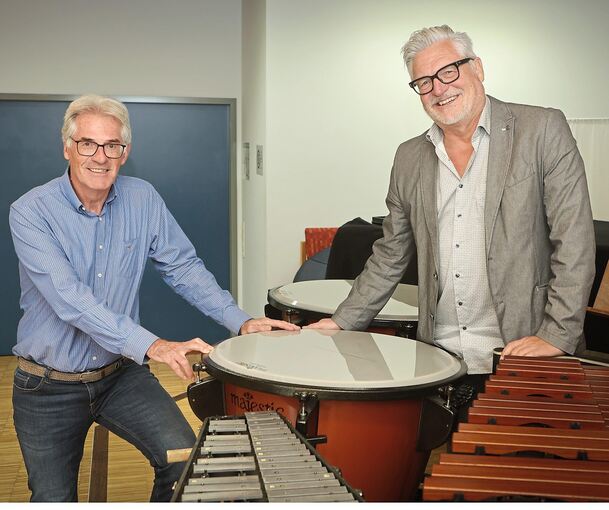 Schulleiter Manfred Frank (rechts) und Thomas Wolf, der Vorsitzende der Musikschule, haben einen Jubiläumsabend mit Überraschungen vorbereitet.