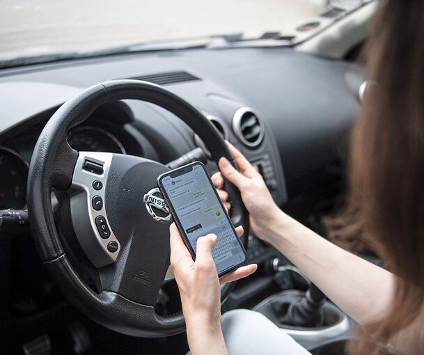 Nachrichten auf dem Handy checken? Das heißt sekundenlang Blindflug auf der Straße.