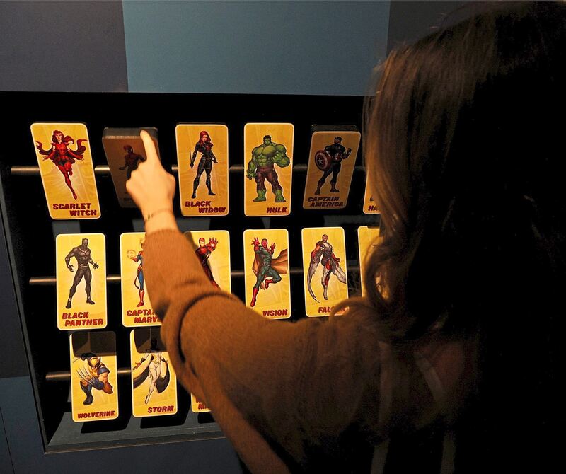 In dieser interaktiven Station kann man einen Blick auf die Marvel-Comic-Helden werfen. In dieser interaktiven Station kann man einen Blick auf die Marvel-Comic-Helden werfen.