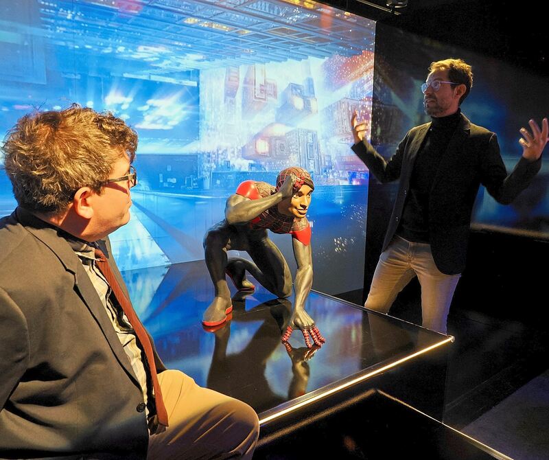 Patrick Reed und Thomas Kunz mit Spiderman Miles Morales in der Mitte. Patrick Reed und Thomas Kunz mit Spiderman Miles Morales in der Mitte.