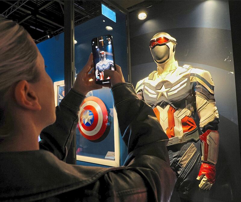 Auch das Kostüm vom neuen Captain America Sam Wilson ist mit dabei Auch das Kostüm vom neuen Captain America Sam Wilson ist mit dabei