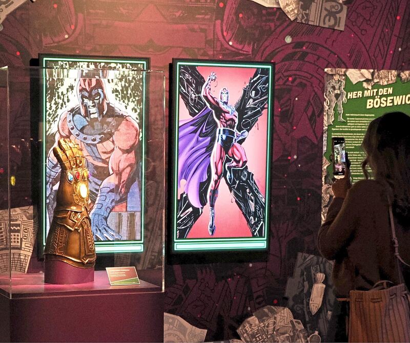 Der Handschuh mit den Infinity-Steinen aus Avengers: Infinity War und Endgame ist mit dabei. Der Handschuh mit den Infinity-Steinen aus Avengers: Infinity War und Endgame ist mit dabei.