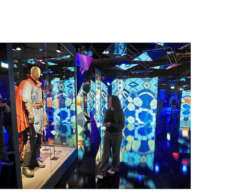 In der Welt der Magier: Dr. Stranges Kostüm ist ebenfalls ausgestellt. In der Welt der Magier: Dr. Stranges Kostüm ist ebenfalls ausgestellt.