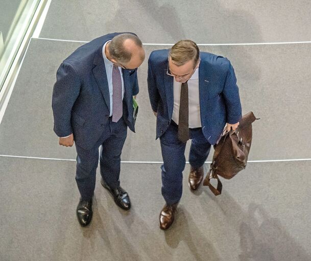 Haben noch was zu tun in Sachen Wehrdienst: Kanzler Friedrich Merz (li., CDU) und Verteidigungsminister Boris Pistorius (SPD) im Plenarsaal.