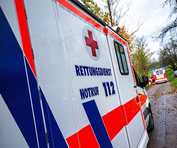 Die Fahrerin wurde mit einem Rettungswagen ins Krankenhaus gebracht. Die Fahrerin wurde mit einem Rettungswagen ins Krankenhaus gebracht.