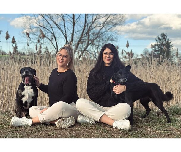 Jeannine Ficht (links) und Yara Moteirek retten Hunde aus Ungarn und vermitteln sie an liebevolle Besitzer.