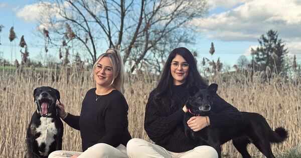 Jeannine Ficht (links) und Yara Moteirek retten Hunde aus Ungarn und vermitteln sie an liebevolle Besitzer.