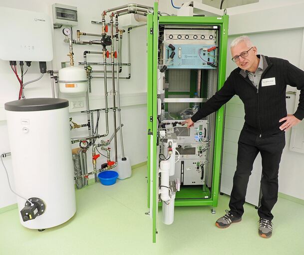 Ulrich Köpf vom Solarverein Marbach zeigt die Ausstattung des Wasserstofflabors.