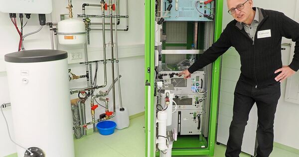 Ulrich Köpf vom Solarverein Marbach zeigt die Ausstattung des Wasserstofflabors.