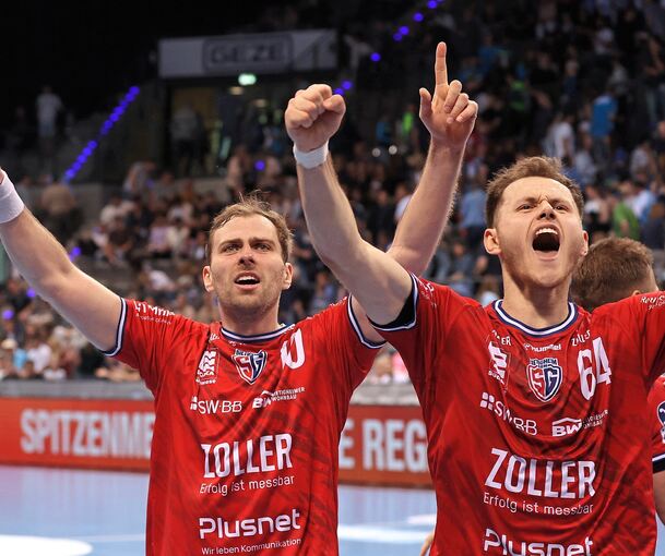Der Bietigheimer Tom Wolf (links) mit seinem damaligen Teamkollegen Maximilian Hejny nach dem Bundesliga-Auswärtssieg in Stuttgart im vergangenen Mai.