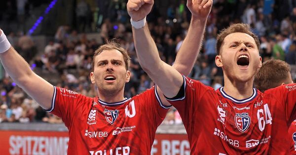 Der Bietigheimer Tom Wolf (links) mit seinem damaligen Teamkollegen Maximilian Hejny nach dem Bundesliga-Auswärtssieg in Stuttgart im vergangenen Mai.