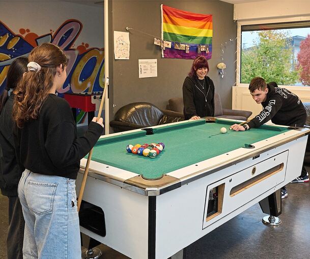 Auch ein Billardtisch zählt zu den Attraktionen des Jugendhauses in Löchgau. Geleitet wird es von Lisa Kreiser (Mitte).