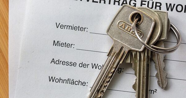Bis man endlich den unterschriebenen Mietvertrag in den Händen hält, geht oft einiges an Zeit ins Land.