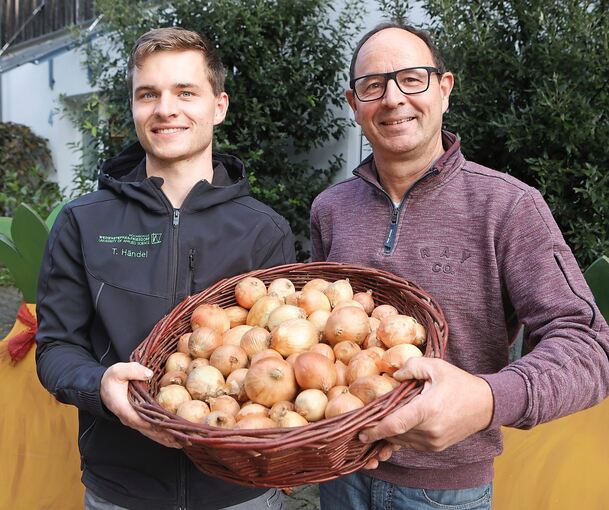 Kein Grund zum Weinen: Wolfgang Händel (rechts) und sein Sohn Tobias Händel wissen alles über Zwiebeln.