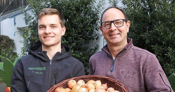Kein Grund zum Weinen: Wolfgang Händel (rechts) und sein Sohn Tobias Händel wissen alles über Zwiebeln.