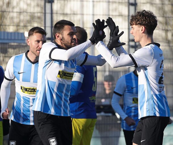 Francesco Masso (links) und der TSV Schwieberdingen nehmen viel Schwung mit in die Partie gegen den TSV Münchingen.