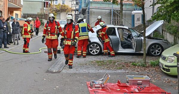 Rauchender-BMW-in-der-Markgr-ninger-Altstadt-h-lt-Einsatzkr-fte-auf-Trab