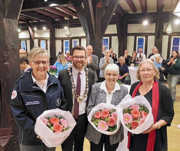 Mit Anzug, Krawatte und Amtskette: Bürgermeister Jens Hübner vergibt die Ehrenmedaille der Stadt an Martina Jentsch, Ruth Brose und Brigitte Schneider (von links).