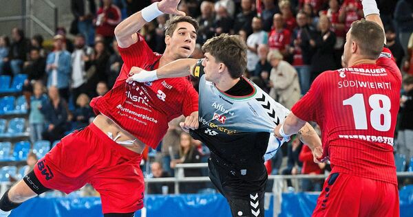 Alleine gegen zwei Bietigheimer: Essens Finn Wolfram (Mitte) kann das Anspiel von Nikola Vlahovic (links) an den Kreis zu Fabian Wiederstein nicht verhindern.