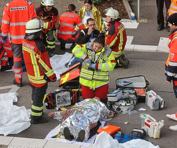 Gott sei Dank nur eine Übung: Rund zehn Verletzte eines Zugunglücks werden von Mitarbeitern des Rettungsdiensts für den Abtransport in Kliniken vorbereitet.