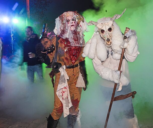 70 Ehrenamtliche verkleiden sich schaurig und erschrecken die Besucher.