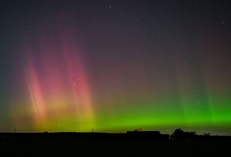 Polarlicht und Komet leuchten am Nachthimmel