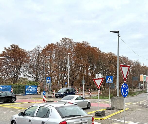 Kreuzende Radfahrer, Vorfahrt gewähren: Dieses Schild ist neu am Kreisverkehr.