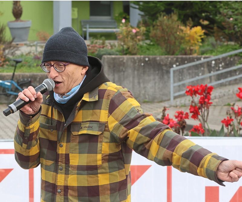 Der Moderator hält die Zuschauer auf dem Laufenden. Der Moderator hält die Zuschauer auf dem Laufenden.