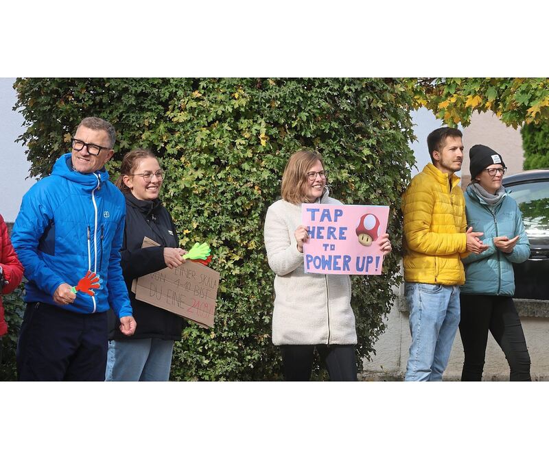 Immer wieder werden Plakate zum Anfeuern hochgehalten. Immer wieder werden Plakate zum Anfeuern hochgehalten.