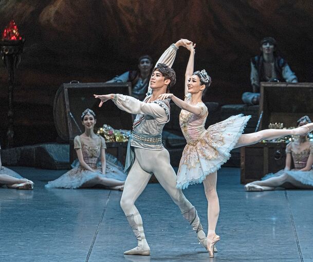 Faszinierende Präzision: Das Korean National Ballet mit „Le Corsaire“.
