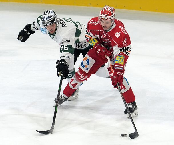 Steelers-Verteidiger Maximilian Söll (links) – hier im Duell mit Eispirat Robin Veber – schießt beim 6:4-Sieg in Crimmitschau sein erstes Saisontor.