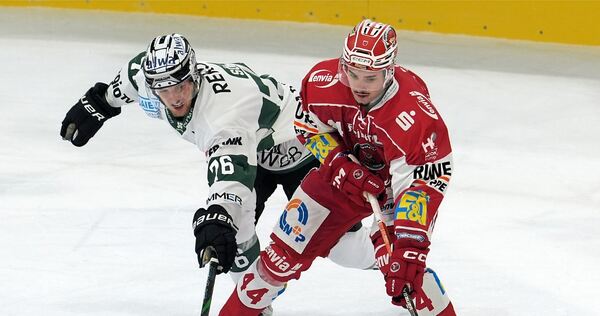 Steelers-Verteidiger Maximilian Söll (links) – hier im Duell mit Eispirat Robin Veber – schießt beim 6:4-Sieg in Crimmitschau sein erstes Saisontor.