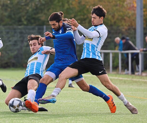 Derbykampf: Die beiden Schwieberdinger Tom Weischedel (links) und Giuseppe Masso nehmen den Münchinger Sabeur Ben Younes in die Mangel.