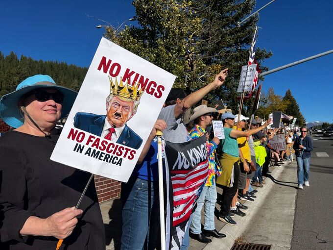 «No Kings» Demonstrationen - Truckee