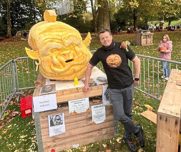 Volker Jokiel mit seinem Kürbis.