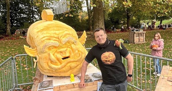 Volker Jokiel mit seinem Kürbis.