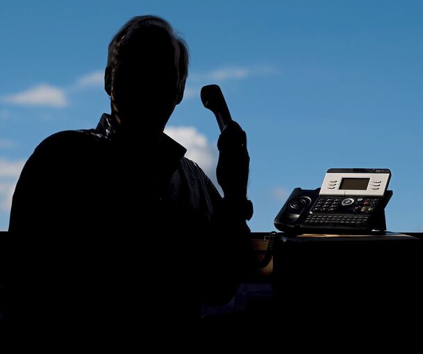 Die Betrüger gaben sich per Telefon als Bankmitarbeiter aus. Die Betrüger gaben sich per Telefon als Bankmitarbeiter aus.