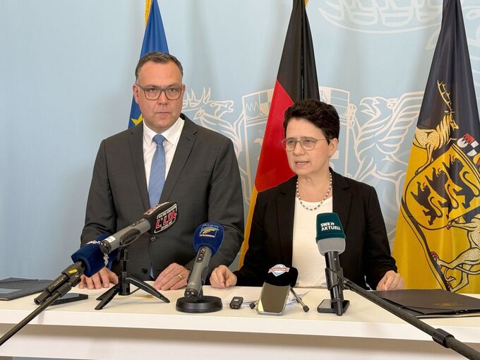 Pressekonferenz zur Ausreise einer Großfamilie nach Syrien Pressekonferenz zur Ausreise einer Großfamilie nach Syrien
