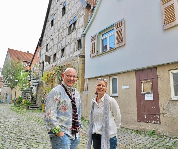 Markus Schneider und Architektin Nicole Schmidt vor ihren denkmalgeschützten Häusern in der Oberen Holdergasse in Marbach.