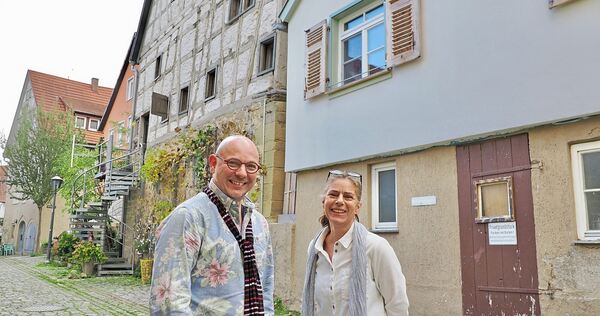 Markus Schneider und Architektin Nicole Schmidt vor ihren denkmalgeschützten Häusern in der Oberen Holdergasse in Marbach. Markus Schneider und Architektin Nicole Schmidt vor ihren denkmalgeschützten Häusern in der Oberen Holdergasse in Marbach.