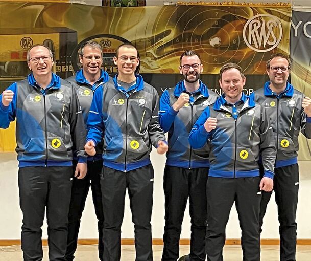 Blicken auf ein nahezu perfektes Wochenende zurück (von links): Richard Zechmeister, Trainer Franz Roth, Florian Reitz, André Miklis, Fabian Keßel und René Potteck.